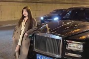 五辆八车牌劳斯莱斯齐聚，奢华场面引发网友热议！