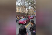 广西街头偶遇车牌五连号，引路人纷纷驻足热议