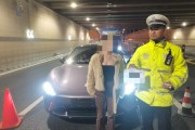 交警深夜查获靓号车牌，背后惊人内幕