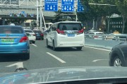 武汉车牌88888”惊现街头，靓号车主成焦点！