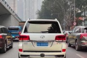 车牌大挪移！车主自曝两豪车车牌互换，网友热议车界新潮流