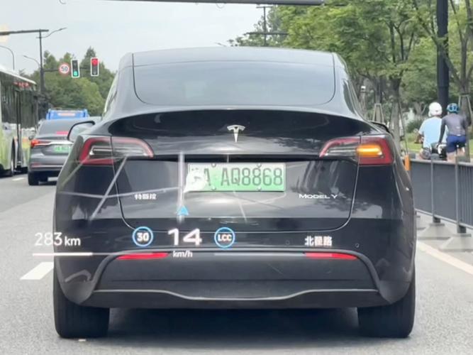 车牌号‘使101’走红网络,车主身份引热议!