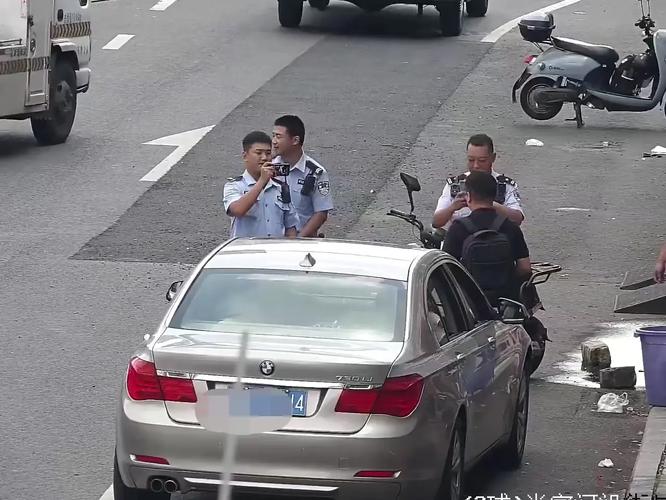 成都严打违停,污损车牌车主注意:更换车牌,切勿心存侥幸!