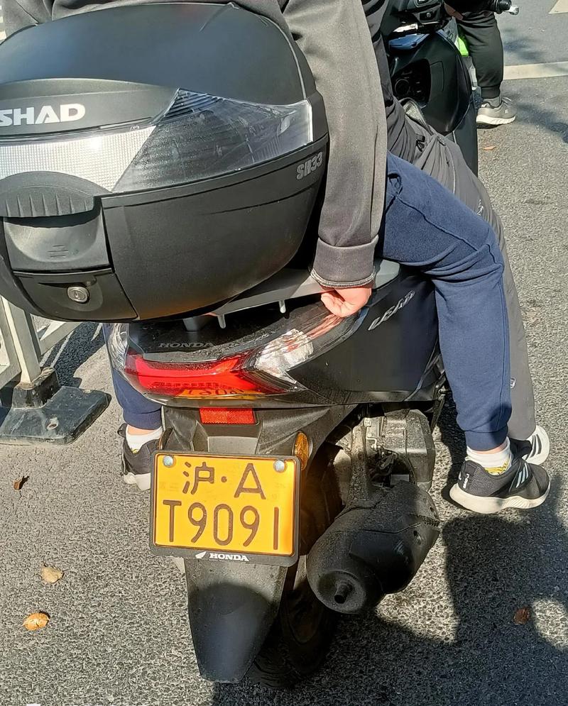 沪C摩托车牌照:上海街头新潮流