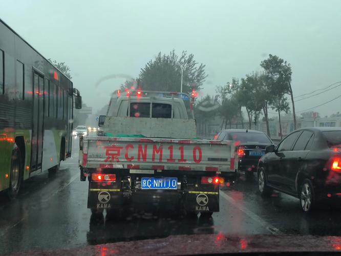 日照市二手车牌号:抢手车牌背后的故事与商机