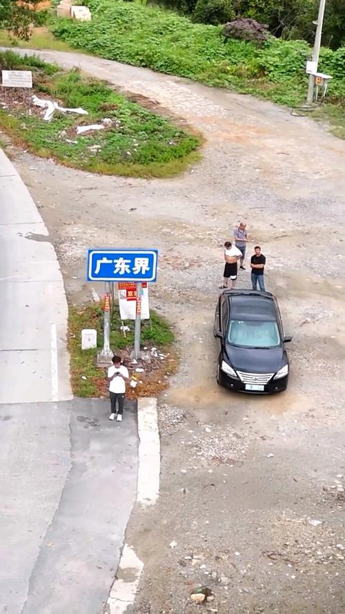 广西街头偶遇车牌五连号,引路人纷纷驻足热议