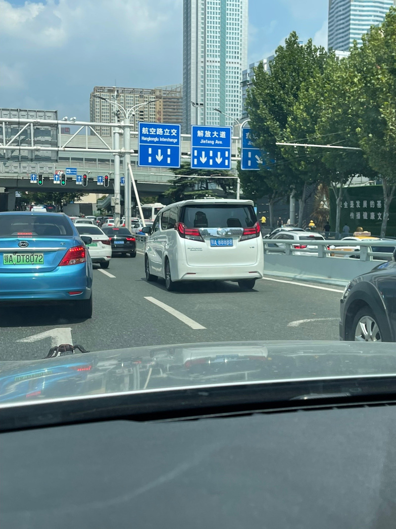武汉车牌88888”惊现街头,靓号车主成焦点!