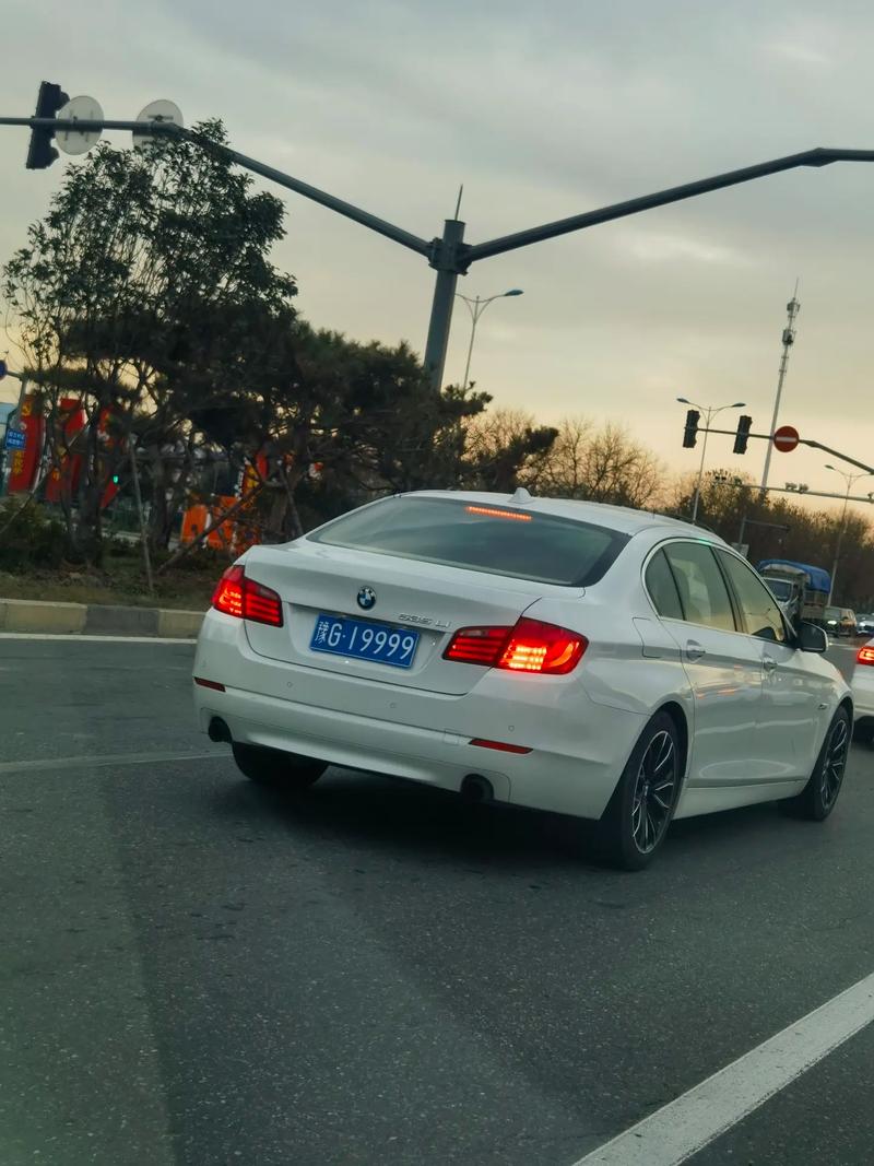 抢眼！新乡个人车牌靓号亮相，车主身份曝光引热议！”