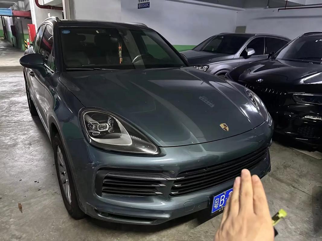 保时捷卡宴车牌框,彰显奢华品味,成为街头焦点!