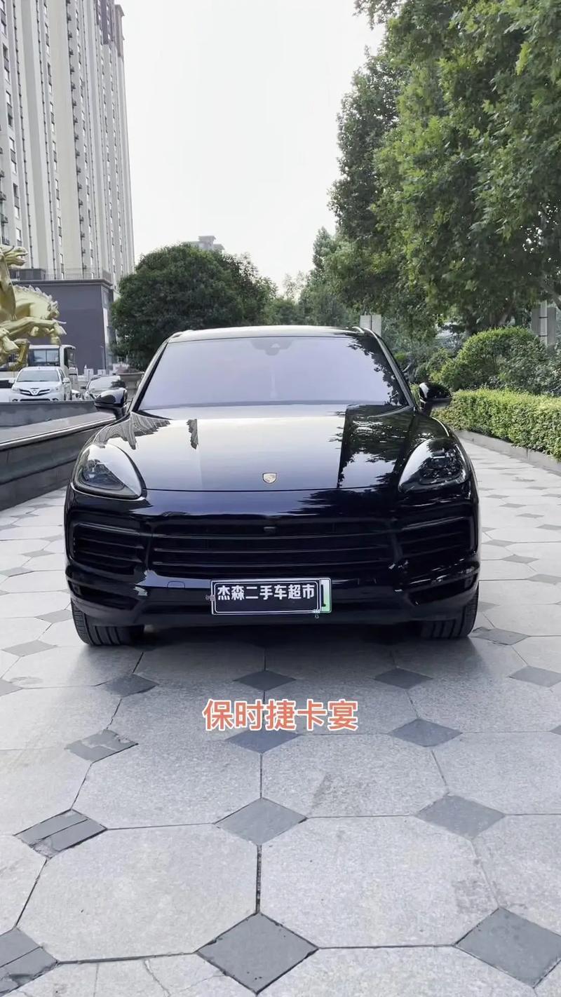 保时捷卡宴车牌框,彰显奢华品味,成为街头焦点!