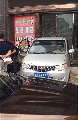 五菱神车挂上靓号车牌,网友直呼:这是要火啊!”