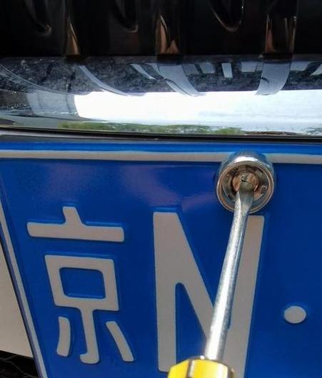 惊！车牌少俩螺丝，车主瞬间变成网红，交警蜀黍：下次别再试了！