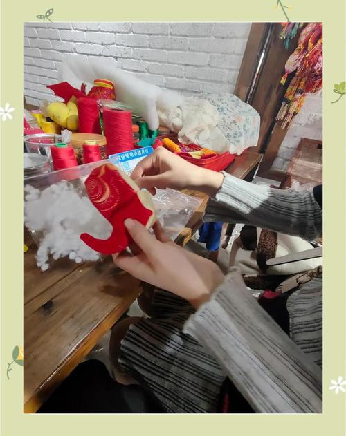 手艺人巧织小飞虎车牌钩,非遗技艺再现街头魅力