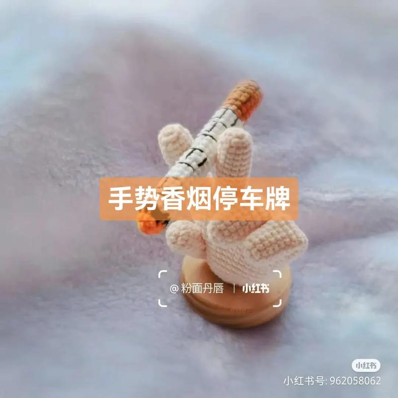 手艺人巧织小飞虎车牌钩,非遗技艺再现街头魅力