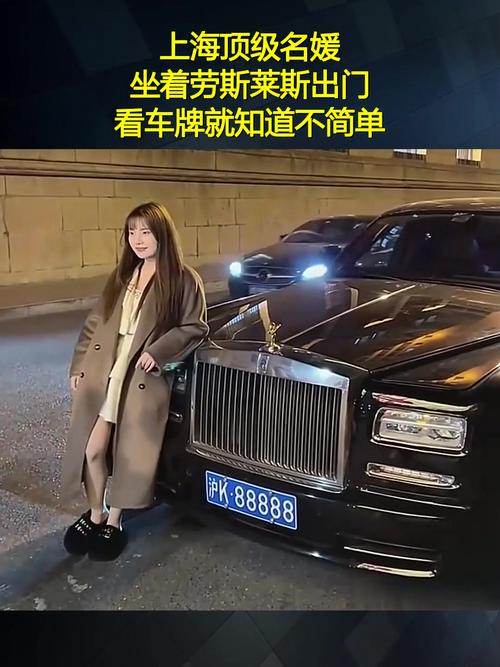 五辆八车牌劳斯莱斯齐聚,奢华场面引发网友热议!
