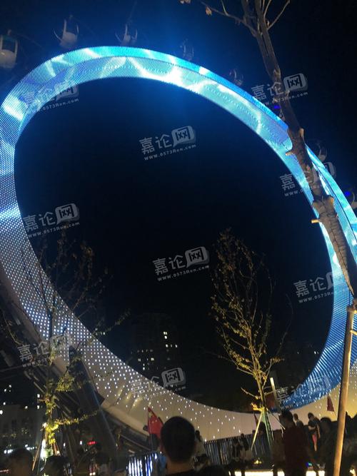 佳木斯夏季奇景:车牌配黑色裙子,街头成网红打卡地!