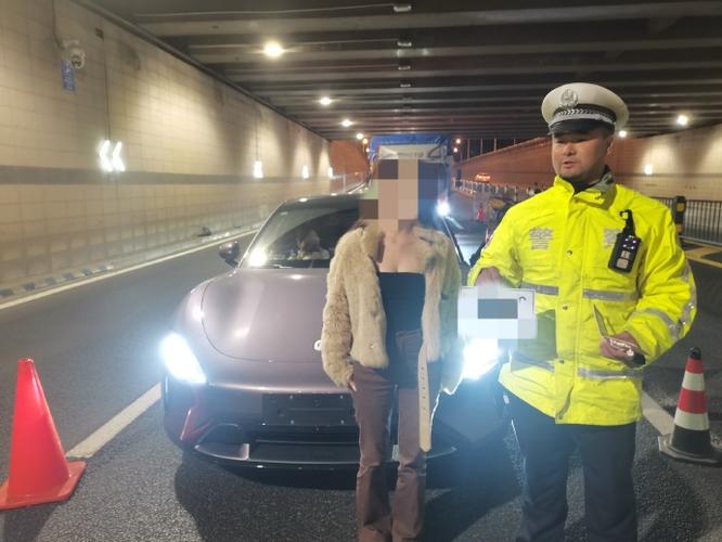 交警深夜查获靓号车牌,背后惊人内幕