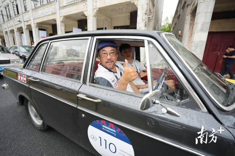 车主豪举:车牌互换,两辆名车瞬间换颜,引发网友热议!