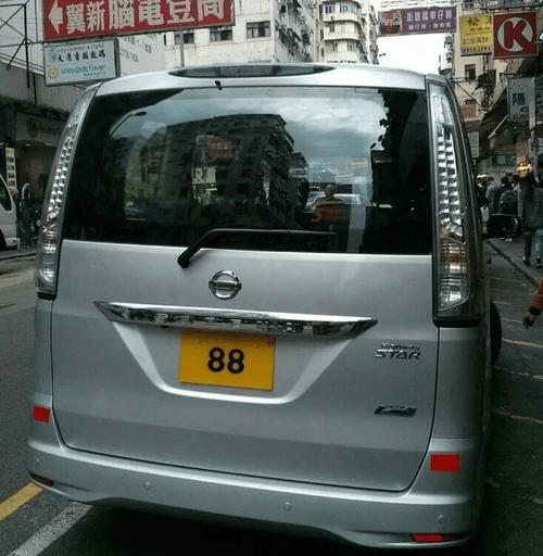88888车牌面包车,彰显尊贵身份,抢眼街头!