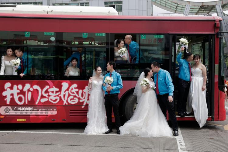广西靓号车牌婚车闪耀街头,见证甜蜜爱情时刻