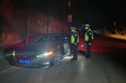 牌照不翼而飞，车主冒险上路，交警紧急追查！