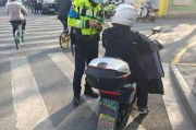 电动车遮挡车牌成新趋势，交警部门严查违法行为！