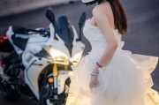 白色摩托车车牌架：时尚潮流，彰显个性风采！