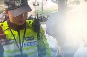 车牌不翼而飞，车主高速惊魂！无牌车上路惊险一幕