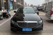 奔驰E300挪车牌引发热议：豪车车主的便捷之举还是违规行为？