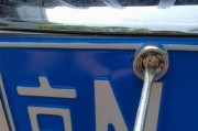 惊！车牌少俩螺丝，车主瞬间变成网红，交警蜀黍：下次别再试了！