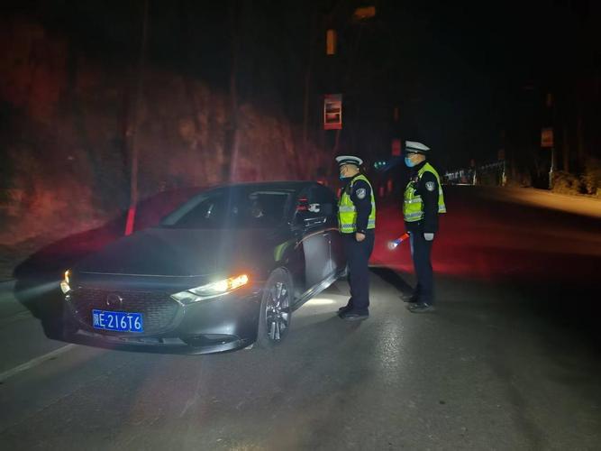 牌照不翼而飞,车主冒险上路,交警紧急追查!