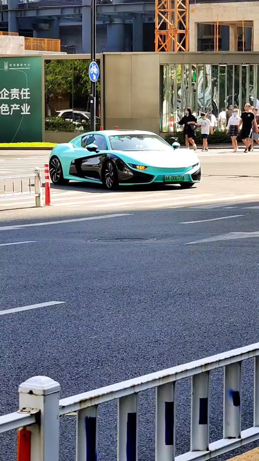K牌豪车引发热议:车主们纷纷晒出炫酷车牌,彰显个性!