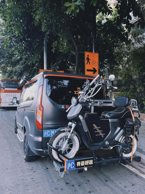上海沪C车牌摩旅达人:驾驭激情,驰骋城市街头
