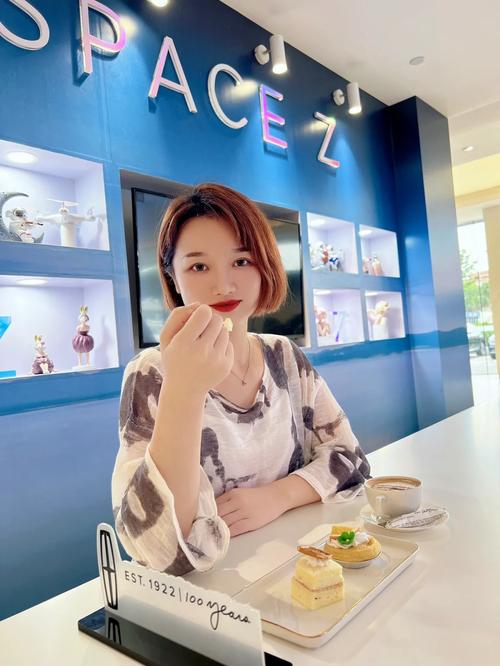 林肯车牌女主黄发妆容爆火,网友:颜值即正义!