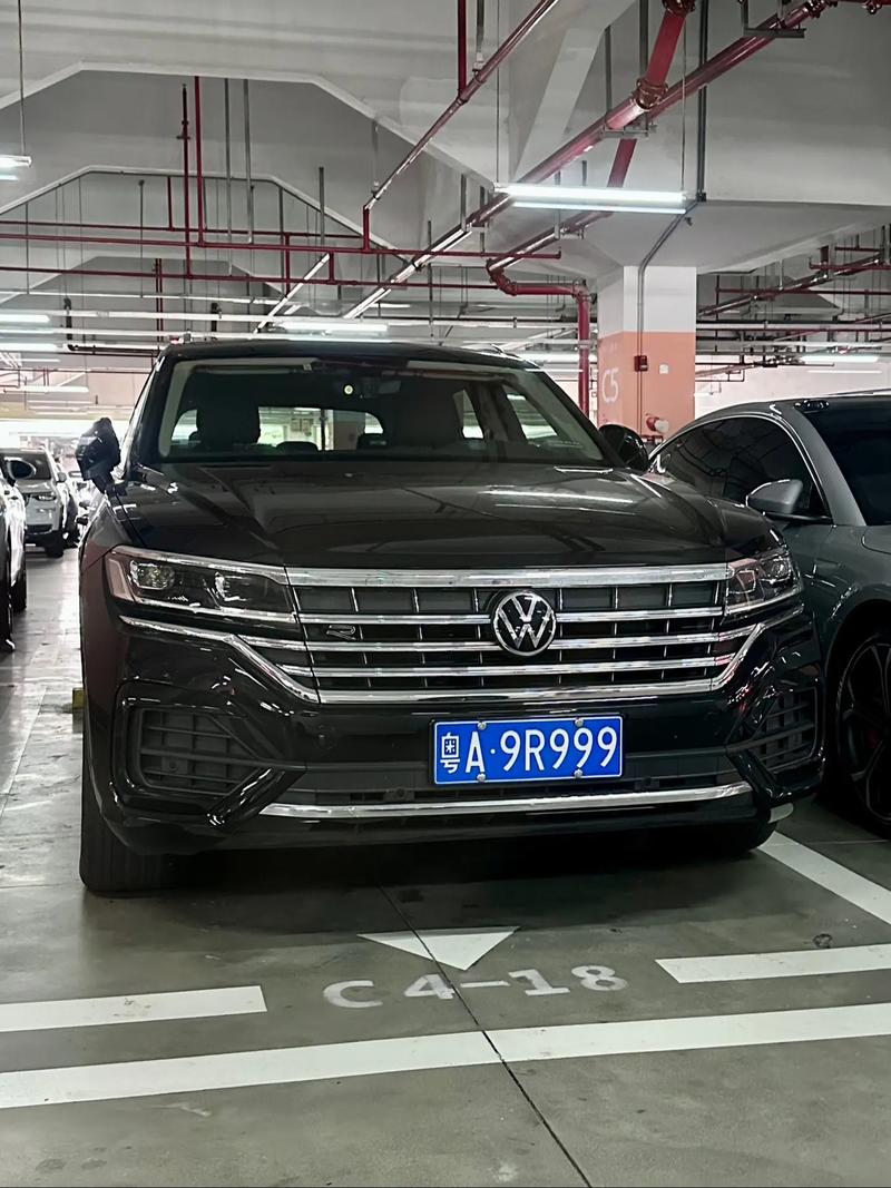 广州街头豪车云集,靓号车牌成焦点