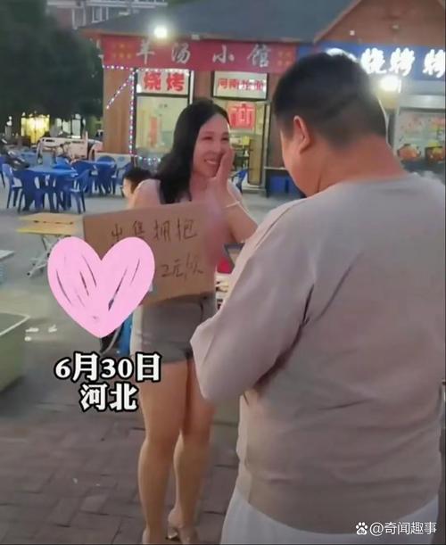 辣眼一幕!女子手拿车牌热舞,网友:车牌舞新潮流?