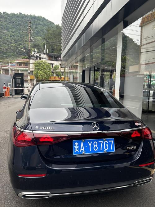 奔驰E300L专属车牌框,尽显尊贵气质