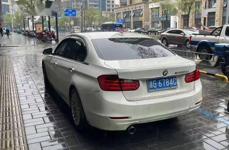 浙江豪华车牌浙JB18CM惊现街头,价值不菲引热议!