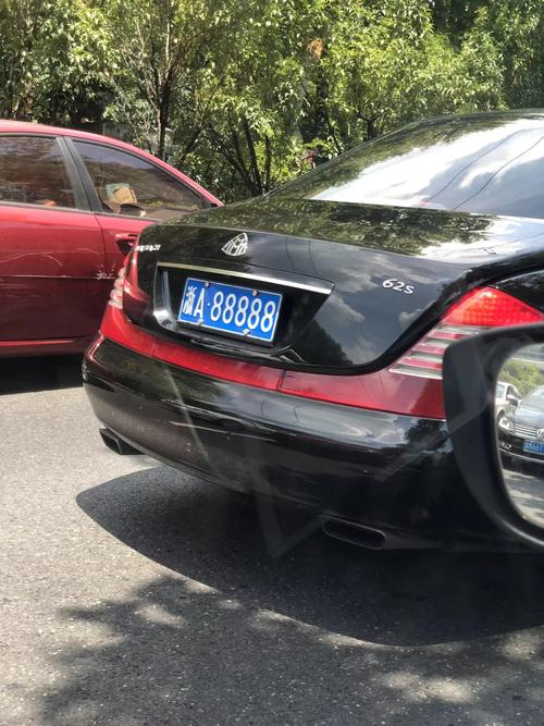 浙江豪华车牌浙JB18CM惊现街头,价值不菲引热议!