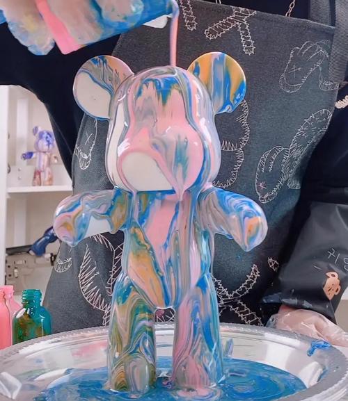 奶油胶停车牌萌翻众人,流体熊造型成热门打卡新宠!
