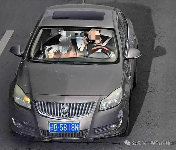 惊!车牌号被意外曝光,电子屏幕成焦点!