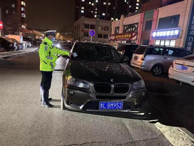 惊!车牌号被意外曝光,电子屏幕成焦点!