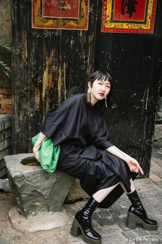 佳木斯车牌女车主:黑色裤子微胖,惊艳街头引热议!