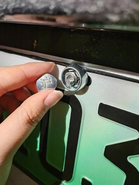 车牌底座固定螺母:安全驾驶的隐形守护者!
