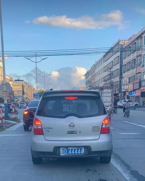 粤通卡车牌疑云:车牌不一致引发热议,真相究竟如何?