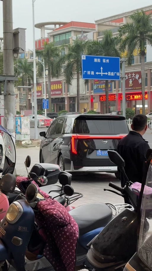 仙桃市车牌福瑞999”惊现街头,车友争相热议!