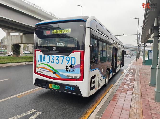 四川公交风采：车牌号引领城市潮流！