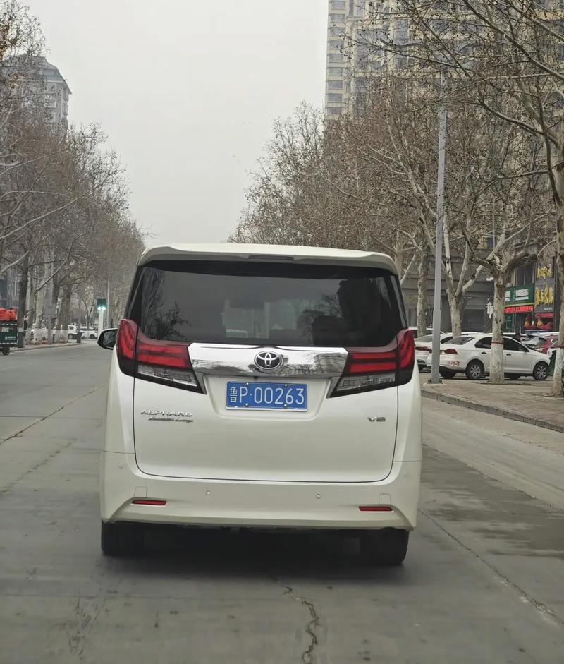 云浮车牌奇遇:77777靓号闪耀街头