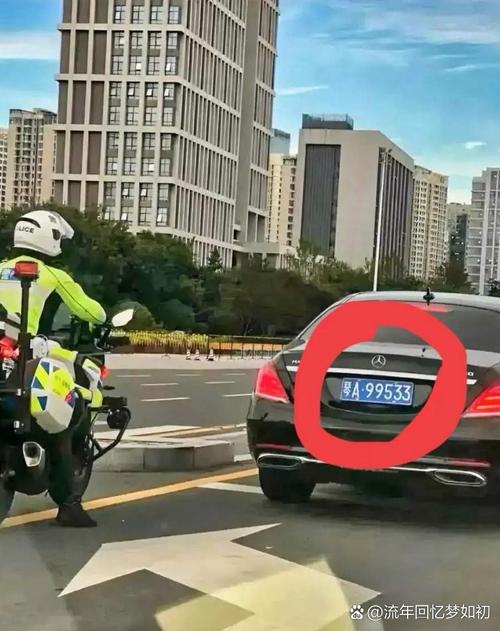 车牌马字独步天下,这辆车在街头成焦点!