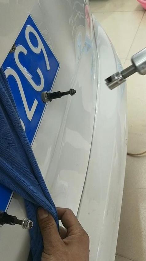 车牌翘起怎么办?教你一招轻松修复!